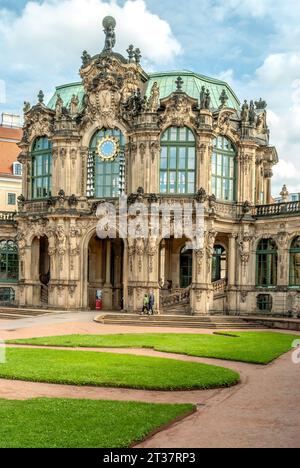 Glockenspiel und Eintritt zur Porzellansammlung im Zwinger Palast, Dresden Stockfoto