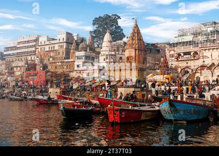 Farbenfrohe Szene mit Booten auf dem heiligen Ganges-Fluss am Dashashwamedh Ghat in der heiligen Stadt Varanasi, Uttar Pradesh, Indien. Stockfoto
