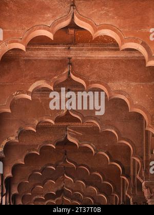 Kuppelbögen in der Diwan-i-am-Halle im historischen Red Fort (Lal Qila) in Alt-Delhi, Indien. Stockfoto