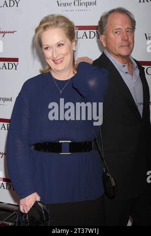 Meryl Streep und sein Ehemann Don Gummer besuchen am 13. Dezember 2011 die Premiere von The Weinstein Company The Iron Lady im Ziegfeld Theater in New York City. Foto: Henry McGee/MediaPunch Stockfoto