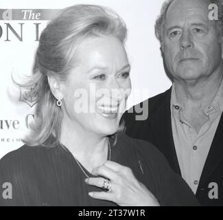 Meryl Streep und sein Ehemann Don Gummer besuchen am 13. Dezember 2011 die Premiere von The Weinstein Company The Iron Lady im Ziegfeld Theater in New York City. Foto: Henry McGee/MediaPunch Stockfoto