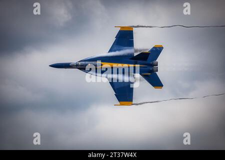 Miramar, Kalifornien, USA – 21. September 2023: Vapor bricht an einem bewölkten Tag auf der America's Airshow 2023 um einen Blue Angel der US Navy. Stockfoto