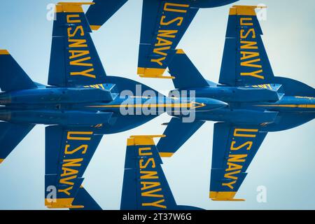 Miramar, Kalifornien, USA – 24. September 2023: Die Blue Angels der US Navy fliegen auf der amerikanischen Airshow 2023 in enger Formation vorbei. Stockfoto