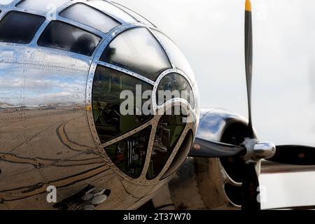 Morgentau auf der Nase von Doc, einer B-29 Superfortress, die auf der amerikanischen Airshow 2023 ausgestellt wird. Stockfoto