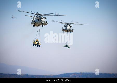 Miramar, Kalifornien, USA – 24. September 2023: Zwei Hubschrauber des Marine Corps CH-53 transportieren schwere Lasten bei der Marine Air Ground Task Force (MAGTF) Demstr Stockfoto