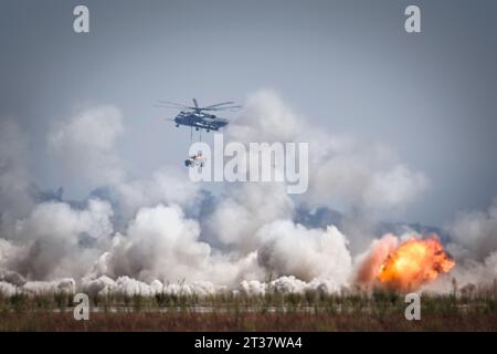 Miramar, Kalifornien, USA – 24. September 2023: Ein Marine Corps CH-53 erscheint in der Ferne durch den Rauch, während der Marine Air Ground Task Forc Stockfoto