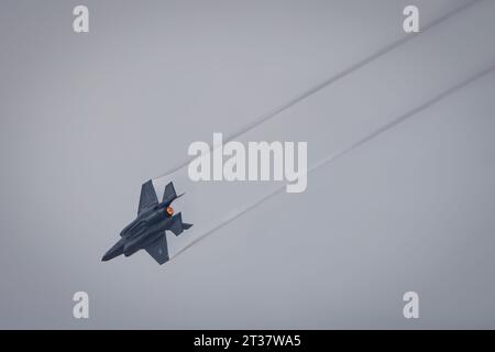 Miramar, Kalifornien, USA - 22. September 2023: Eine F-35 Lightning II verlässt eine Dampfspur in einem steilen Tauchgang auf der amerikanischen Airshow 2023. Stockfoto