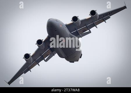 Miramar, Kalifornien, USA - 22. September 2023: Ein C-17 Globemaster der US Air Force führt auf der amerikanischen Airshow 2023 einen extremen Turn durch. Stockfoto