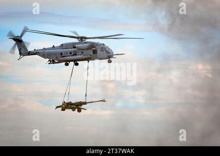 Miramar, Kalifornien, USA - 22. September 2023: Ein Marine Corps CH-53 trägt eine Kanone während der Demstration der Marine Air Ground Task Force (MAGTF) am Stockfoto