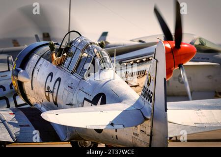 Miramar, Kalifornien, USA - 24. September 2023: Ein T-6 Texaner wartet auf ein Taxi, als eine P-51 Mustang vorbeifährt, um auf der amerikanischen Airshow 2 Warbirds über Miramar zu fahren Stockfoto
