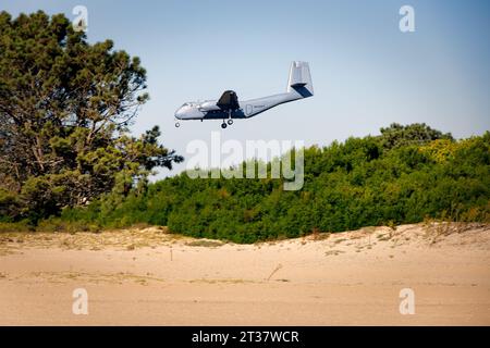 Coronado, Kalifornien, USA - 4. Oktober 2023: Ein kanadischer Dehavilland Caribou DHC-4A kommt in Strandnähe an. Stockfoto