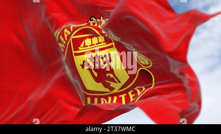 Manchester, UK, 2. Oktober 2023: Nahaufnahme der Flagge des Manchester United Football Club, die an einem klaren Tag winkt. Premier League Profi-Team. Illustratives Editorial 3 Stockfoto