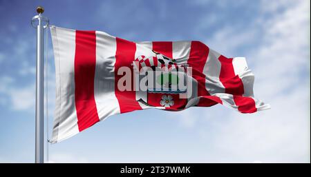 Southampton, UK, 5. Oktober 2023: Die Flagge des Southampton Football Club winkt an einem klaren Tag im Wind. Englischer Profifußballverein. Illustrierend Stockfoto