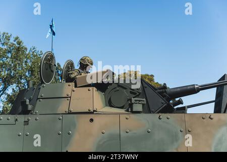 16.08.2023 Warschau, Polen. Porträt eines fokussierten Soldaten, der am Eingang des Militärpanzers vor blauem Himmel steht. Freiluftarmeerparade für Patrioten. Hochwertige Fotos Stockfoto