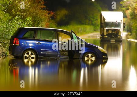 Fahrzeuge strandeten in Hochwasser auf der Barnsdale Road in Castleford, West Yorkshire, nachdem der Fluss Aire während des Sturms Babet seine Ufer geplatzt hatte Stockfoto