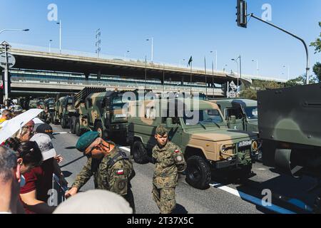 16.08.2023 Warschau, Polen. Patrioten genießen eine Militärparade unter freiem Himmel. Soldaten und moderne Militärfahrzeuge auf den Straßen der europäischen Stadt. Hochwertige Fotos Stockfoto