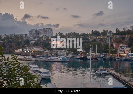 Die Altstadt Marina am Fuße der Kaleici Altstadt in Antalya, Türkei. Es war der erste Hafen in Antalya. Es ist noch immer mit Fischerbooten aktiv Stockfoto