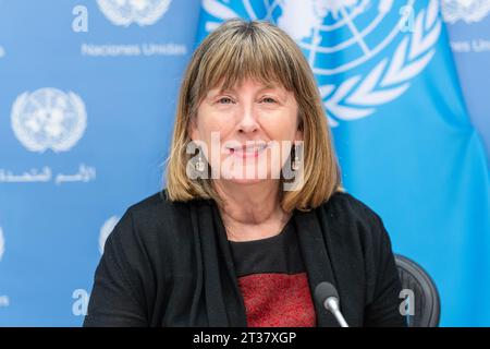 New York, New York, USA. Oktober 2023. Pressekonferenz von Fionnuala D. Ni Aolain, Sonderberichterstatter für die Förderung und den Schutz der Menschenrechte und Grundfreiheiten bei der Terrorismusbekämpfung am Hauptsitz der Vereinten Nationen. Der Bericht betonte die Bedeutung der Wahrung der Menschenrechte für alle, einschließlich der Inhaftierten, und stützte sich hauptsächlich auf Besuche in Gefängnissen im Nordosten Syriens. (Kreditbild: © Lev Radin/Pacific Press via ZUMA Press Wire) NUR REDAKTIONELLE VERWENDUNG! Nicht für kommerzielle ZWECKE! Stockfoto