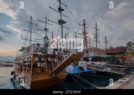 Die Altstadt Marina am Fuße der Kaleici Altstadt in Antalya, Türkei. Es war der erste Hafen in Antalya. Es ist noch immer mit Fischerbooten aktiv Stockfoto