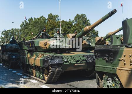 16.08.2023 Warschau, Polen. Die Macht des Armeekonzepts. Kolonne der deutschen Kampfpanzer Leopard 2, die an einer Militärparade teilnimmt. Hochwertige Fotos Stockfoto