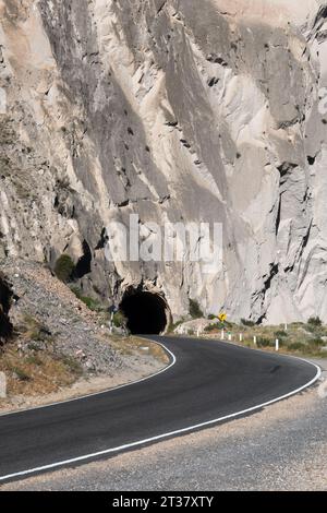 Tunel Maca, in der Nähe von Cabanaconde, Arequipa, Peru.Passageway, Stockfoto