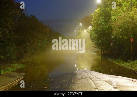 Misty Morning auf der Barnsdale Road in Allerton Bywater, nachdem die Straße während des Sturms Babet untergetaucht war Stockfoto