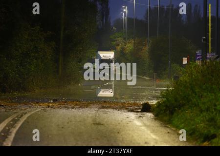 Fahrzeuge strandeten in Hochwasser auf der Barnsdale Road in Castleford, West Yorkshire, nachdem Storm Babet in vielen Teilen Großbritanniens starken Regen gebracht hatte Stockfoto