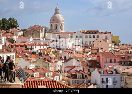 Blick auf die Skyline des Viertels Alfama und die Kuppel der Kirche Santa Engrácia, heute das nationale Pantheon in Lissabon, Portugal. Stockfoto