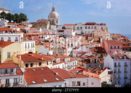 Blick auf die Skyline des Viertels Alfama und die Kuppel der Kirche Santa Engrácia, heute das nationale Pantheon in Lissabon, Portugal. Stockfoto