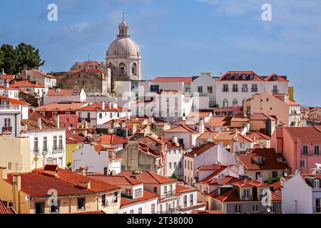 Blick auf die Skyline des Viertels Alfama und die Kuppel der Kirche Santa Engrácia, heute das nationale Pantheon in Lissabon, Portugal. Stockfoto