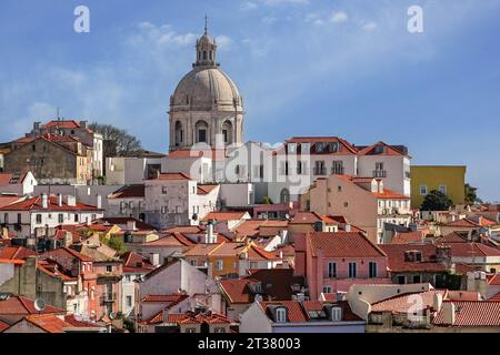 Blick auf die Skyline des Viertels Alfama und die Kuppel der Kirche Santa Engrácia, heute das nationale Pantheon in Lissabon, Portugal. Stockfoto