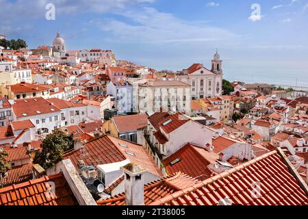 Blick auf die Skyline des Viertels Alfama und die Kuppel der Kirche Santa Engrácia, heute das nationale Pantheon und die Igreja de Santo Estêvão in Lissabon, Portugal. Stockfoto