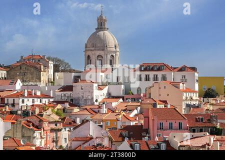 Blick auf die Skyline des Viertels Alfama und die Kuppel der Kirche Santa Engrácia, heute das nationale Pantheon in Lissabon, Portugal. Stockfoto