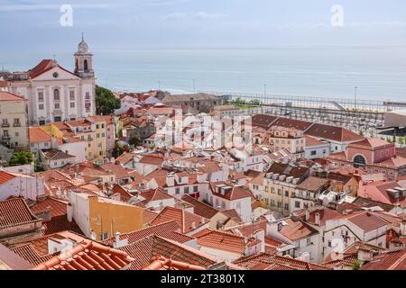 Skyline-Blick auf die Kirche Igreja de Santo Estêvão im barocken Stil des Viertels Alfama und den Fluss Tejo in Lissabon, Portugal. Stockfoto