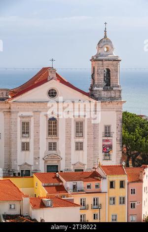Skyline-Blick auf die Kirche Igreja de Santo Estêvão im barocken Stil des Viertels Alfama und den Fluss Tejo in Lissabon, Portugal. Stockfoto
