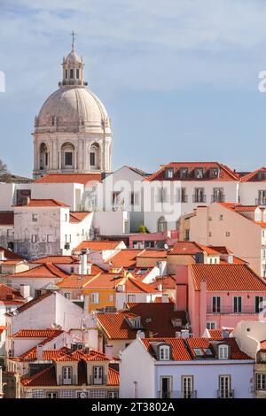 Blick auf die Skyline des Viertels Alfama und die Kuppel der Kirche Santa Engrácia, heute das nationale Pantheon in Lissabon, Portugal. Stockfoto