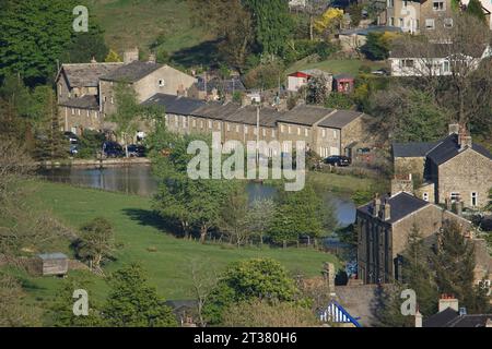 Das Dales Village von Lothersdale mit seinem Mühlenteich in North Yorkshire, England, Großbritannien Stockfoto