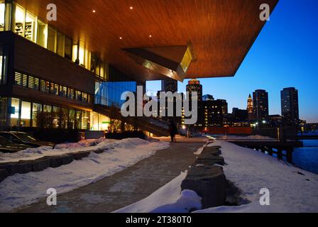 Die Skyline von Boston erhebt sich nachts hinter der Fassade des Contemporary Arts Museum Stockfoto