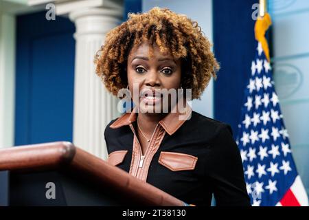 Washington, Usa. Oktober 2023. Pressesprecherin Karine Jean-Pierre spricht bei einem Pressegespräch im Presseinformationsraum des Weißen Hauses. Quelle: SOPA Images Limited/Alamy Live News Stockfoto