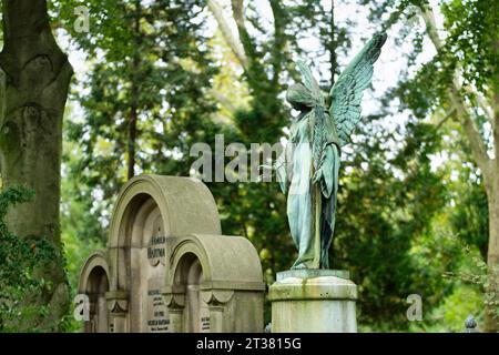 Köln, Deutschland 18. Oktober 2023: Historische Gräber und geflügelte Engelsfigur auf dem verwunschenen melatenfriedhof in köln Stockfoto