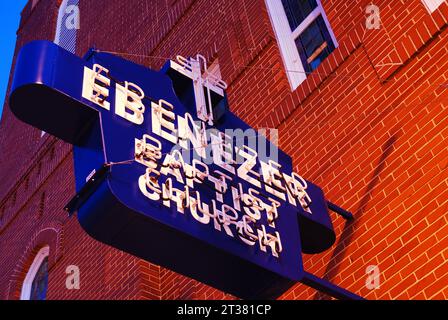 Ein Schild hängt an der Fassade der Ebenezer Baptist Church, wo Martin Luther King jr. In Sweet Auburn, Atlanta, Georgia, zu predigen begann Stockfoto