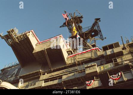 31. Dezember 1969, San Diego, Kalifornien, USA: Ankunft auf der USS Midway, wo sie in den Hafen von San Diego gezogen wird, um ein Museum zu werden. Die Midway war bis 1955 das größte Schiff der Welt und der dienstälteste Flugzeugträger des 20. Jahrhunderts. (Kreditbild: © Ian L. Sitren/ZUMA Press Wire) NUR REDAKTIONELLE VERWENDUNG! Nicht für kommerzielle ZWECKE! Stockfoto