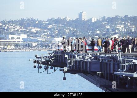 31. Dezember 1969, San Diego, Kalifornien, USA: An Bord der USS Midway wird sie zum Anlegeplatz im Hafen von San Diego gezogen, um ein Museum zu werden. Die Midway war bis 1955 das größte Schiff der Welt und der dienstälteste Flugzeugträger des 20. Jahrhunderts. (Kreditbild: © Ian L. Sitren/ZUMA Press Wire) NUR REDAKTIONELLE VERWENDUNG! Nicht für kommerzielle ZWECKE! Stockfoto