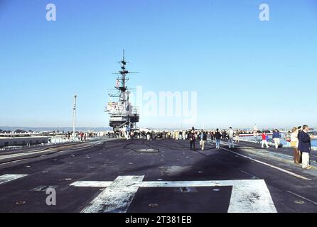 31. Dezember 1969, San Diego, Kalifornien, USA: An Bord der USS Midway wird sie zum Anlegeplatz im Hafen von San Diego gezogen, um ein Museum zu werden. Die Midway war bis 1955 das größte Schiff der Welt und der dienstälteste Flugzeugträger des 20. Jahrhunderts. (Kreditbild: © Ian L. Sitren/ZUMA Press Wire) NUR REDAKTIONELLE VERWENDUNG! Nicht für kommerzielle ZWECKE! Stockfoto