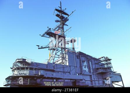 31. Dezember 1969, San Diego, Kalifornien, USA: An Bord der USS Midway wird sie zum Anlegeplatz im Hafen von San Diego gezogen, um ein Museum zu werden. Die Midway war bis 1955 das größte Schiff der Welt und der dienstälteste Flugzeugträger des 20. Jahrhunderts. (Kreditbild: © Ian L. Sitren/ZUMA Press Wire) NUR REDAKTIONELLE VERWENDUNG! Nicht für kommerzielle ZWECKE! Stockfoto