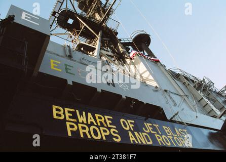 31. Dezember 1969, San Diego, Kalifornien, USA: An Bord der USS Midway wird sie zum Anlegeplatz im Hafen von San Diego gezogen, um ein Museum zu werden. Die Midway war bis 1955 das größte Schiff der Welt und der dienstälteste Flugzeugträger des 20. Jahrhunderts. (Kreditbild: © Ian L. Sitren/ZUMA Press Wire) NUR REDAKTIONELLE VERWENDUNG! Nicht für kommerzielle ZWECKE! Stockfoto