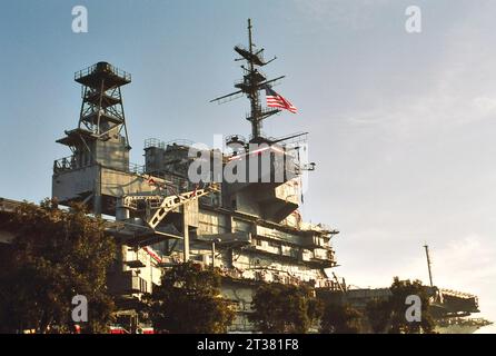 31. Dezember 1969, San Diego, Kalifornien, USA: Ankunft auf der USS Midway, wo sie in den Hafen von San Diego gezogen wird, um ein Museum zu werden. Die Midway war bis 1955 das größte Schiff der Welt und der dienstälteste Flugzeugträger des 20. Jahrhunderts. (Kreditbild: © Ian L. Sitren/ZUMA Press Wire) NUR REDAKTIONELLE VERWENDUNG! Nicht für kommerzielle ZWECKE! Stockfoto