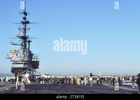 31. Dezember 1969, San Diego, Kalifornien, USA: An Bord der USS Midway wird sie zum Anlegeplatz im Hafen von San Diego gezogen, um ein Museum zu werden. Die Midway war bis 1955 das größte Schiff der Welt und der dienstälteste Flugzeugträger des 20. Jahrhunderts. (Kreditbild: © Ian L. Sitren/ZUMA Press Wire) NUR REDAKTIONELLE VERWENDUNG! Nicht für kommerzielle ZWECKE! Stockfoto