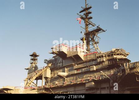 31. Dezember 1969, San Diego, Kalifornien, USA: Ankunft auf der USS Midway, wo sie in den Hafen von San Diego gezogen wird, um ein Museum zu werden. Die Midway war bis 1955 das größte Schiff der Welt und der dienstälteste Flugzeugträger des 20. Jahrhunderts. (Kreditbild: © Ian L. Sitren/ZUMA Press Wire) NUR REDAKTIONELLE VERWENDUNG! Nicht für kommerzielle ZWECKE! Stockfoto