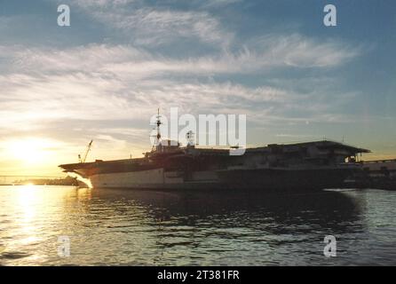 31. Dezember 1969, San Diego, Kalifornien, USA: An Bord der USS Midway wird sie zum Anlegeplatz im Hafen von San Diego gezogen, um ein Museum zu werden. Die Midway war bis 1955 das größte Schiff der Welt und der dienstälteste Flugzeugträger des 20. Jahrhunderts. (Kreditbild: © Ian L. Sitren/ZUMA Press Wire) NUR REDAKTIONELLE VERWENDUNG! Nicht für kommerzielle ZWECKE! Stockfoto